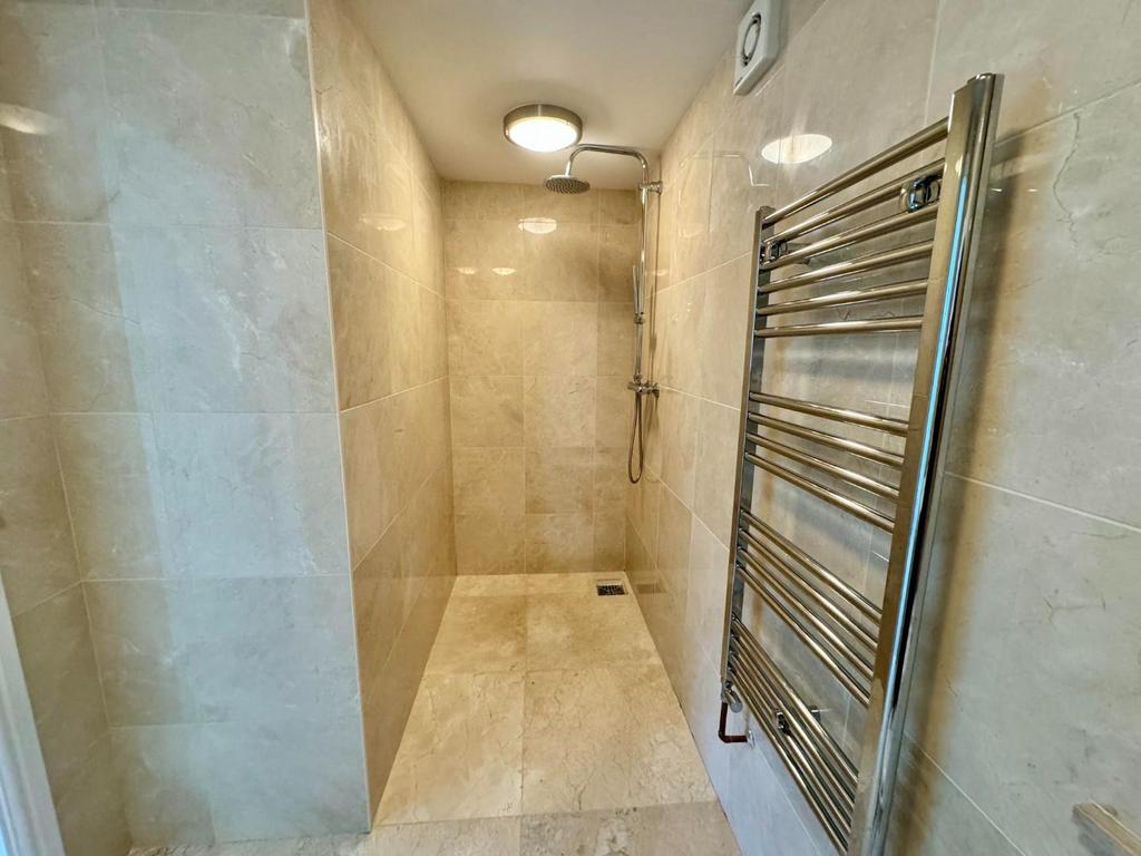 En-Suite 2.jpg