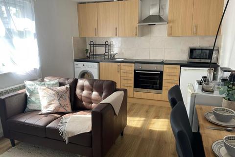 2 bedroom flat to rent, Conway Road, Whitton TW4