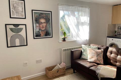 2 bedroom flat to rent, Conway Road, Whitton TW4