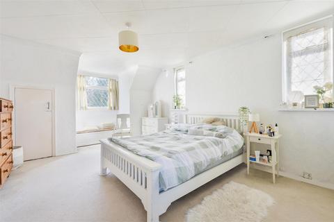 16 Ruden Way, Epsom, KT17 3LN