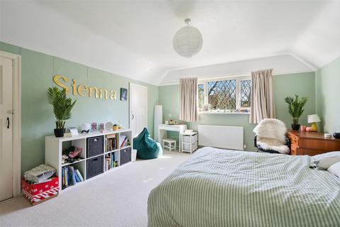 16 Ruden Way, Epsom, KT17 3LN