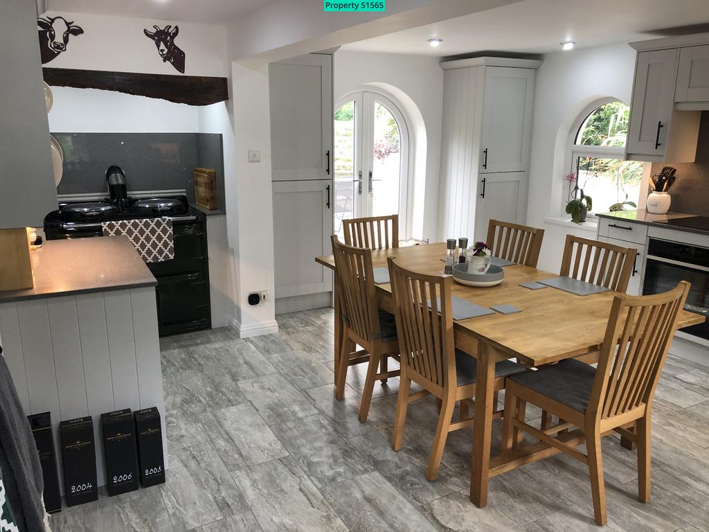 Kitchen with range - 18'1 x 14'10 (5.50m x 4.51m)
