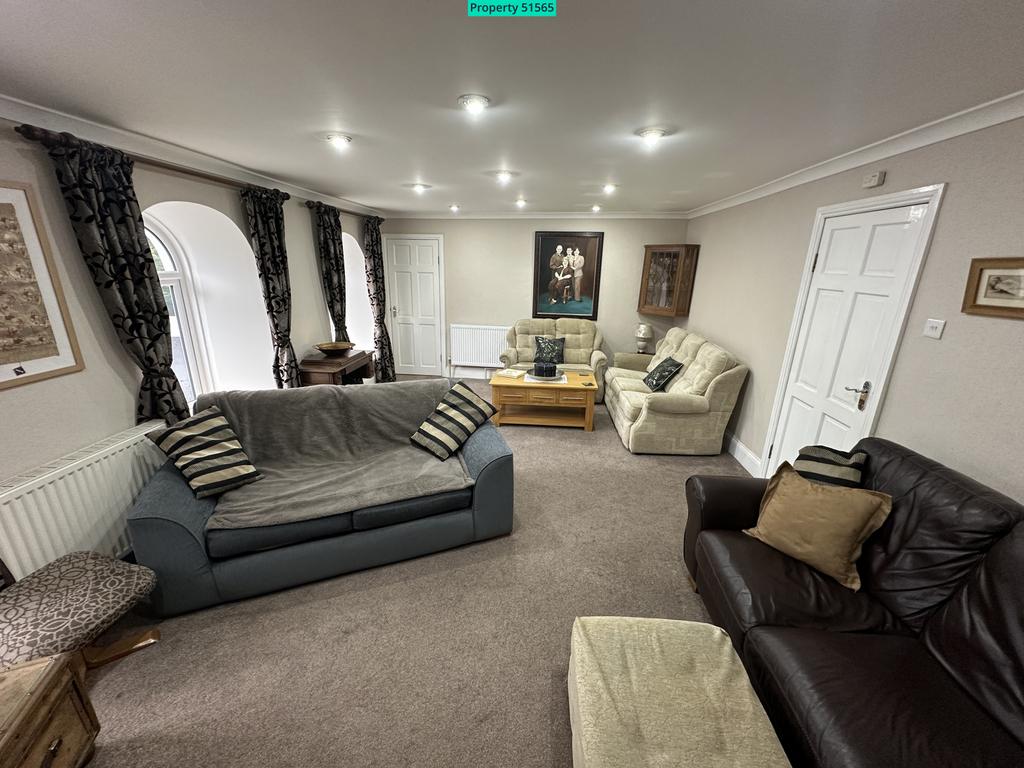 Living Room - 13'6 x 23'6 (4.12m x 7.16m)