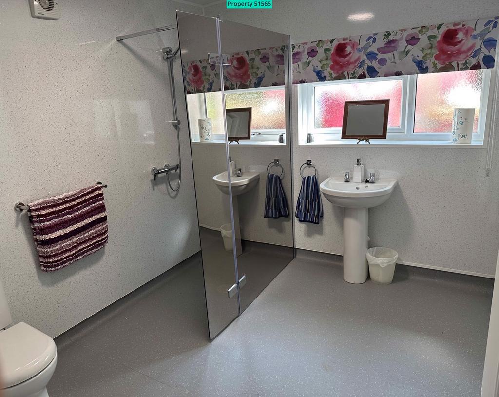 Grd Fl En-suite Wetroom - 8'3 x 9'10 (2.52m x 3.0m
