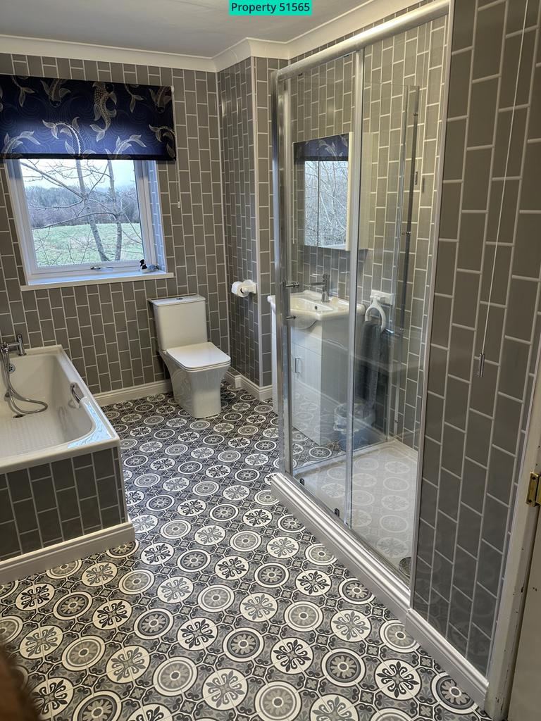 Family Bathroom - 7'3 x 12'6 (2.24m x 3.85m)
