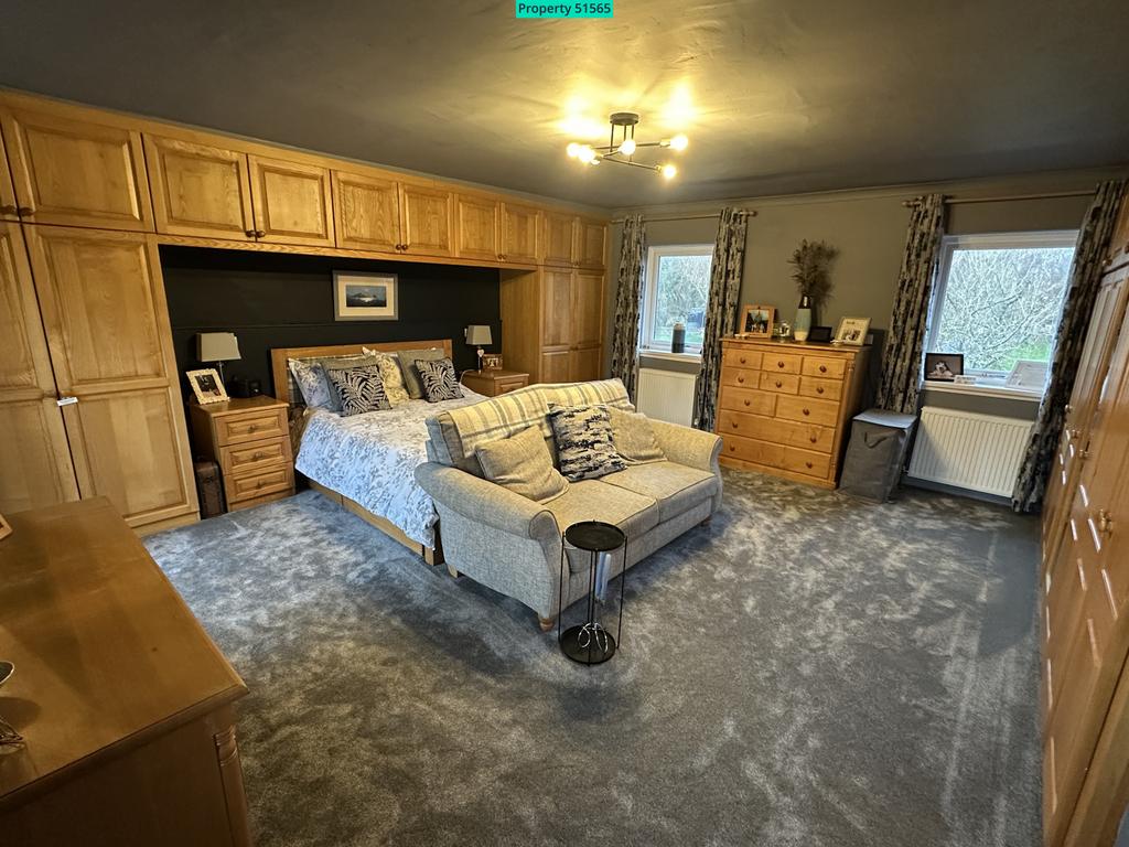 Principal Bedroom - 18'4 x 23'8 (5.59m x 7.22m)