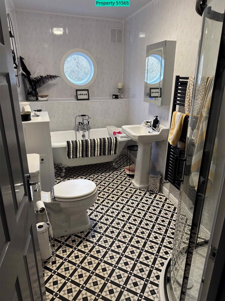 Principal En-suite - 5'8 x 11'6 (1.75m x 3.55m)