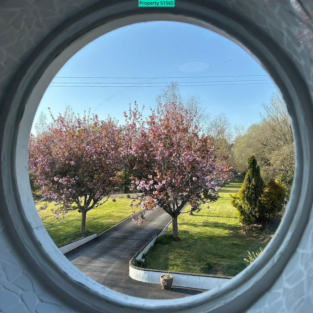 Principal en-suite window