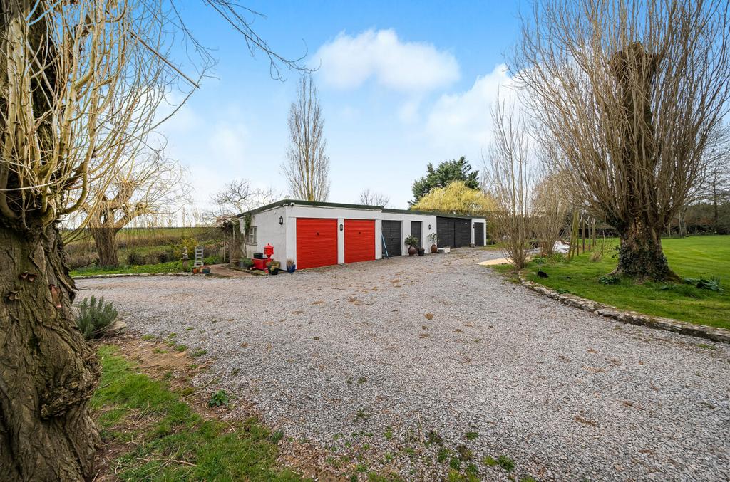 Garages/Outbuildings