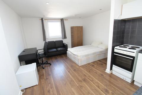 Studio to rent, Cranbrook House, Croydon Road, London, SE20