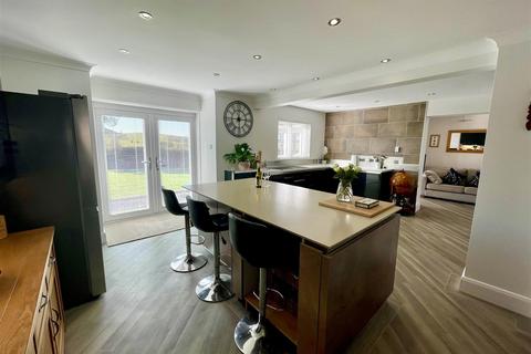 4 bedroom detached house for sale, Curlew Close, Llanelli
