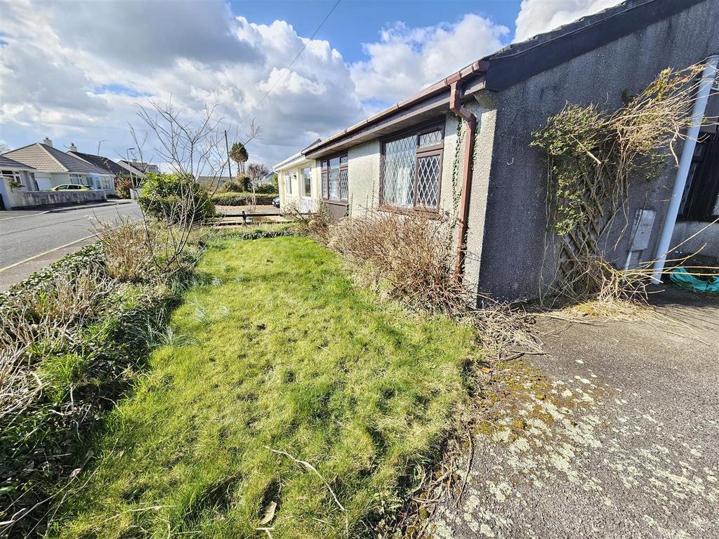Garden to front.jpg