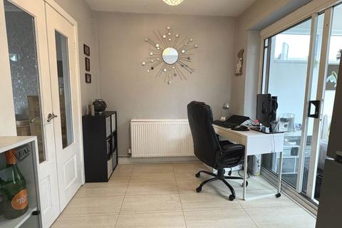 14 Chatsworth Close, Shaw, Oldham, OL2 8EB