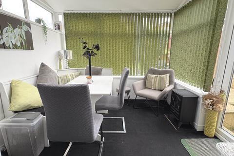 14 Chatsworth Close, Shaw, Oldham, OL2 8EB