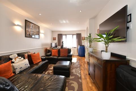 2 bedroom apartment for sale, Capstan Close, Romford, Essex