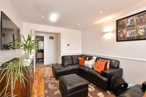 2 bedroom apartment for sale, Capstan Close, Romford RM6