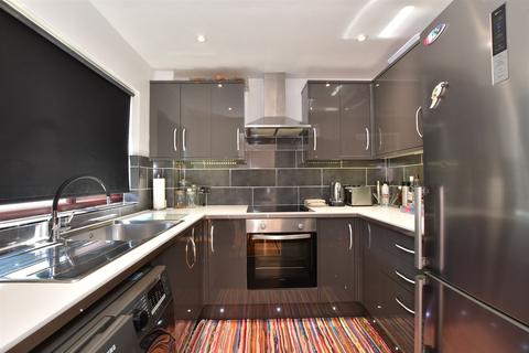 2 bedroom apartment for sale, Capstan Close, Romford RM6