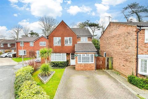 4 bedroom detached house for sale, Birchwood Close, Horley, Surrey
