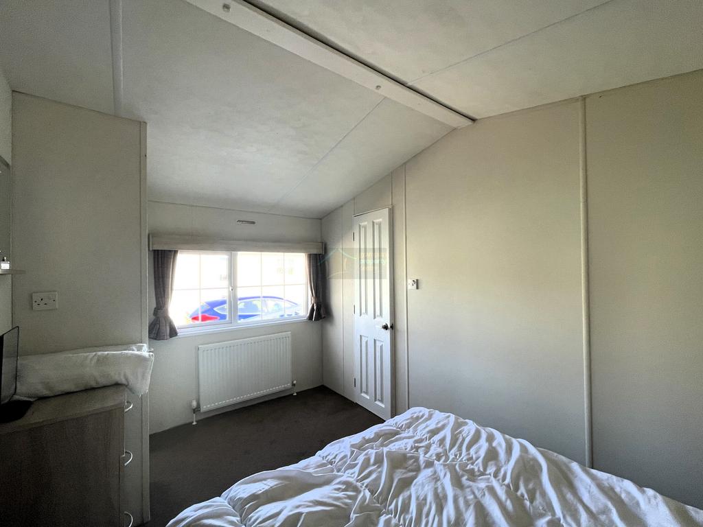Master Bedroom b.JPG