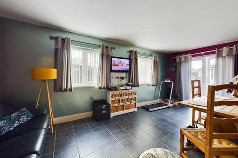 18 Bryn Rhos, Llanelli, SA14 8RB