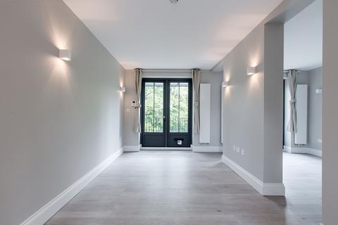 Studio to rent, at North, Flat 27, 97 Russell Road N13