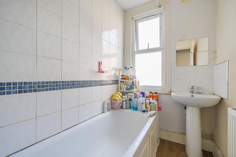 2 bedroom apartment to rent, Beaconsfield Road London NW10