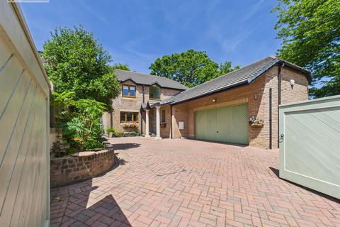 Lark Rise Daddon Hill, Northam, Bideford, EX39 3PW