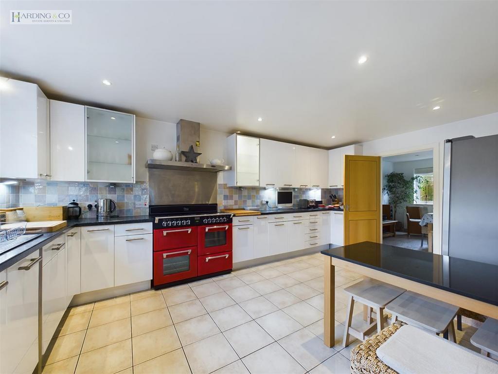 Kitchen .2.jpg