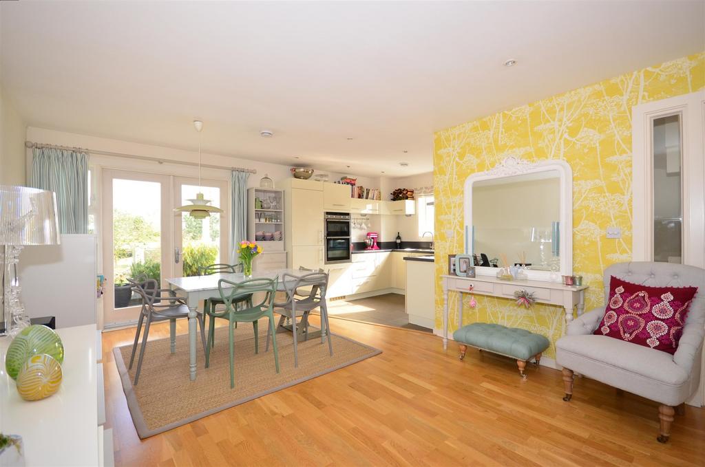 Kitchen/Dining Area