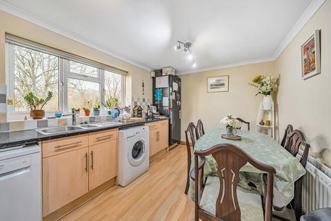 2 bedroom flat for sale, London Road, Holybourne, Alton, Hampshire, GU34