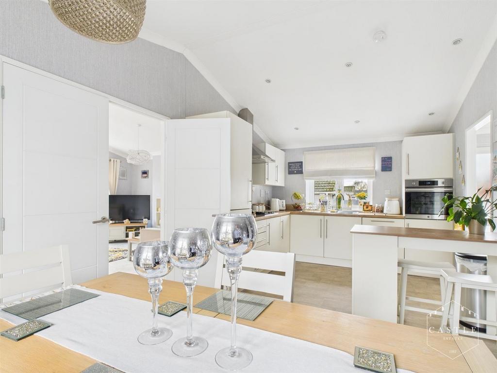 Dining kitchen
