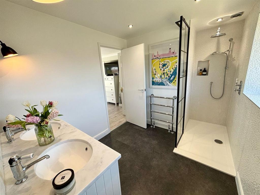 TB en suite1.jpg