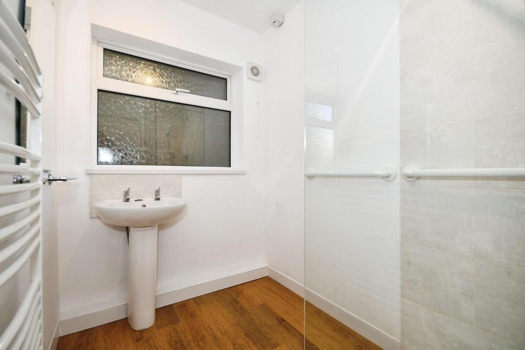 SHOWER ROOM 01.jpg