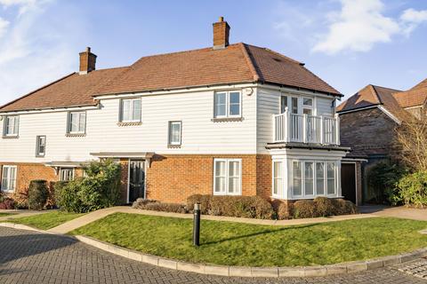 44 Oakgrove, Caterham, CR3 5WE