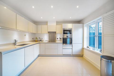 44 Oakgrove, Caterham, CR3 5WE