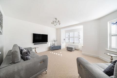 44 Oakgrove, Caterham, CR3 5WE