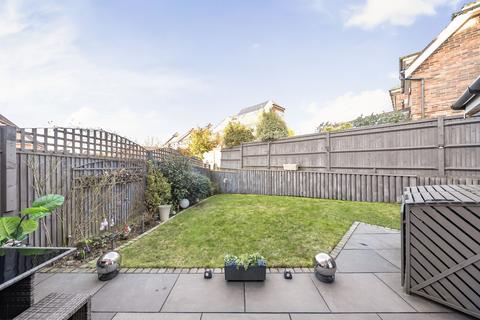 44 Oakgrove, Caterham, CR3 5WE
