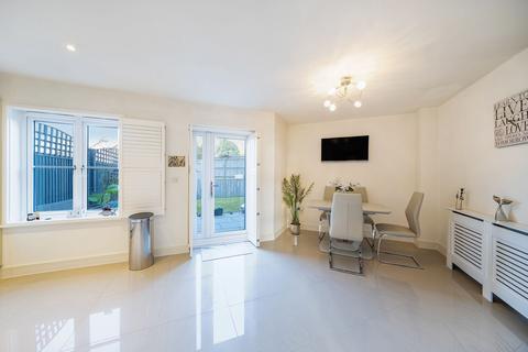 44 Oakgrove, Caterham, CR3 5WE