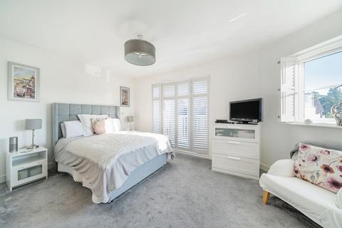 44 Oakgrove, Caterham, CR3 5WE