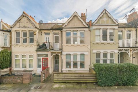 3 bedroom flat for sale, Squires Lane, London N3