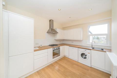 3 bedroom flat for sale, Squires Lane, London N3
