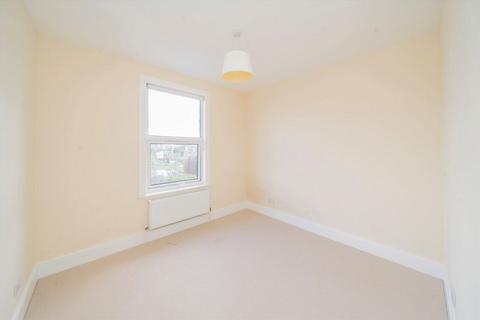 3 bedroom flat for sale, Squires Lane, London N3