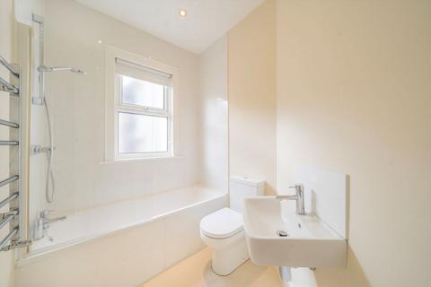 3 bedroom flat for sale, Squires Lane, London N3