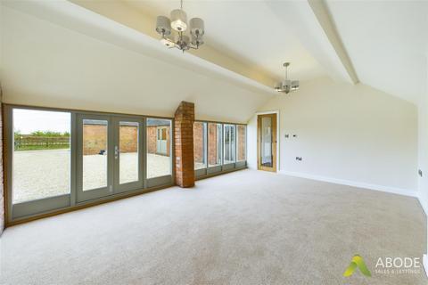 4 bedroom barn conversion to rent, Knightsfield Road, Burton-On-Trent DE13