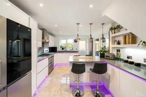 5 bedroom detached house for sale, Whittaker Drive, Horley