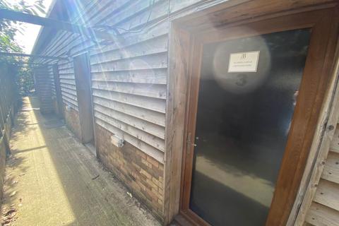 1 bedroom lodge to rent, Crossoaks Farm, Borehamwood