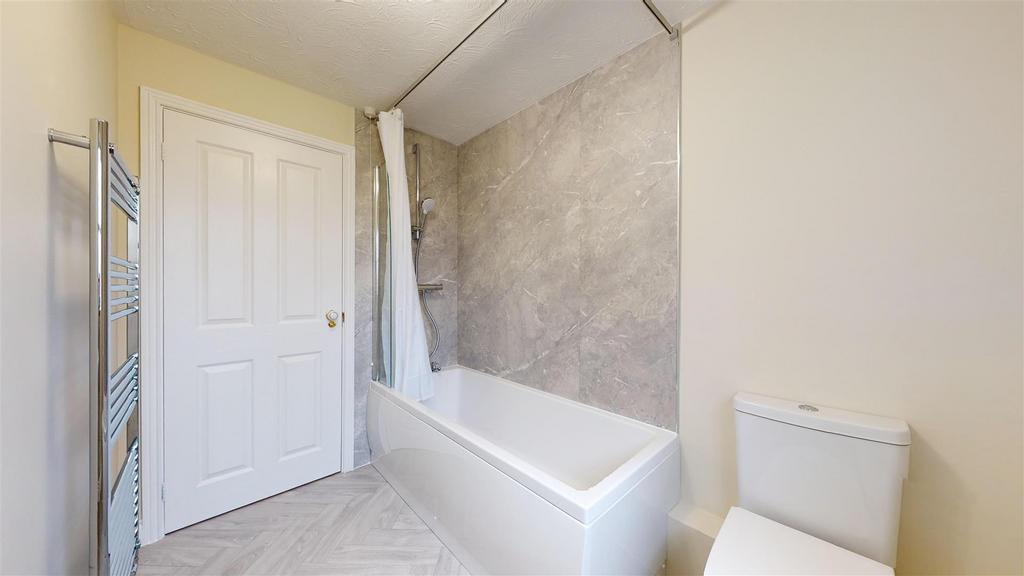 11 Cavendish Close Bathroom 2.jpg