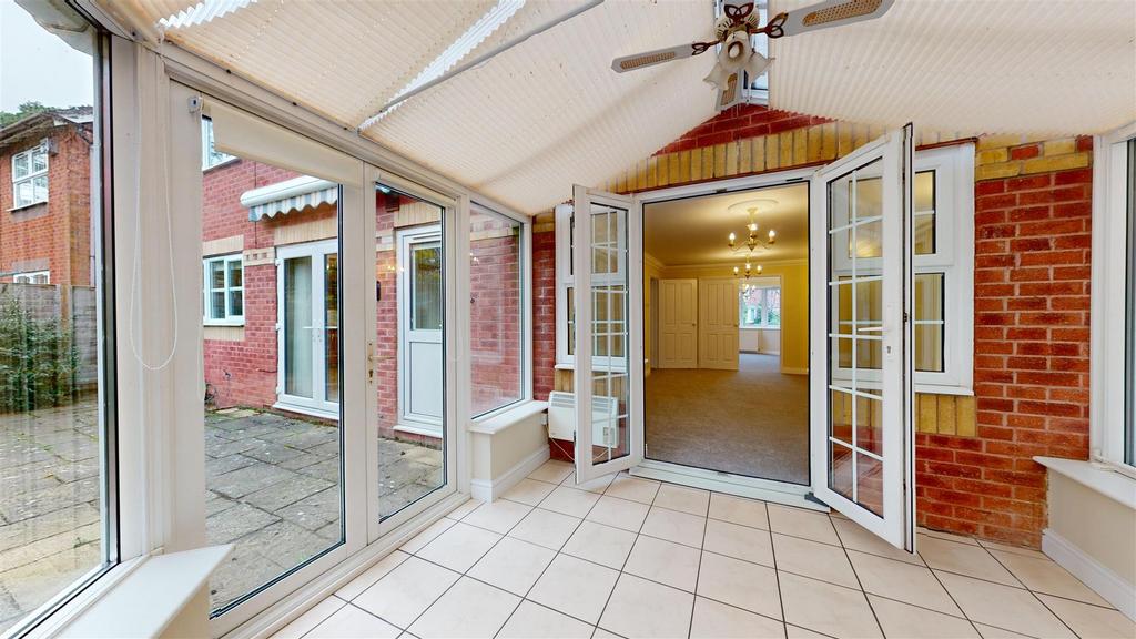 11 Cavendish Close Conservatory.jpg