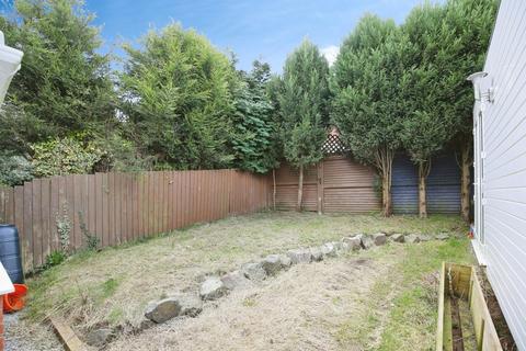 6 Glovers Close, Atherstone, CV9 1QF