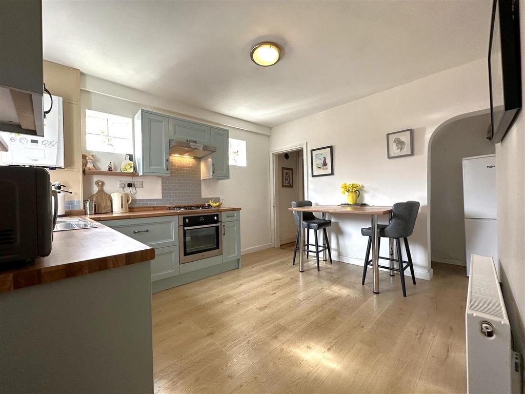 Spacious Dining Kitchen 047